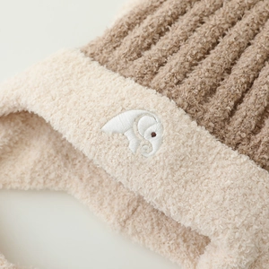Berretto invernale neonato a coste con bordo in peluche e ricamo di elefante bianco