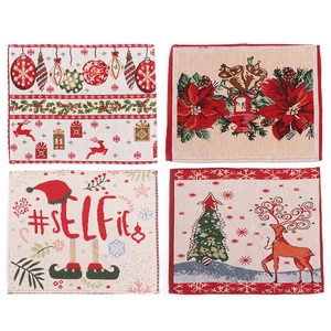 Set van vier gebreide kerst placemats met feestelijke jacquard patronen van rendieren