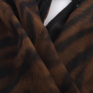 Gros plan du tissu d'une robe midi à imprimé animal avec textures plissées douces