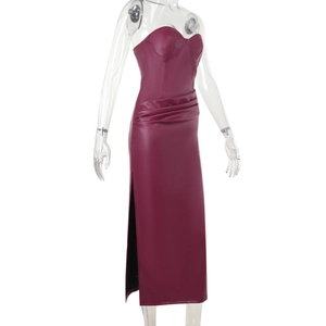 Détail d'une robe longue bustier en similicuir violet avec fente latérale haute élégante