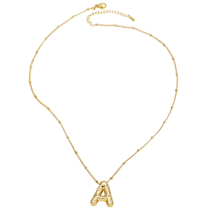 Collier doré avec pendentif lettre A serti de zircons sur une chaîne satellite