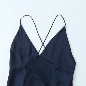 Elegantes marineblaues Satin-Maxikleid mit V-Ausschnitt und feinen Kreuzträgern