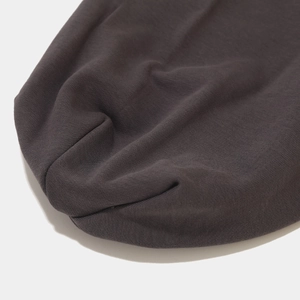 Gros plan détaillé de la texture en maille haute densité gris foncé pour bonnets d'hiver
