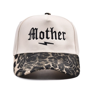 Dettaglio del ricamo Mother e della visiera leopardata su un cappello da baseball