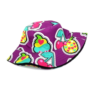 Dettaglio del cappello a secchiello viola con stampe colorate di gelati e frutta estiva