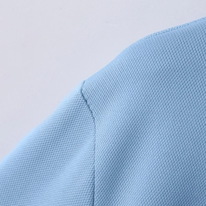 Nahaufnahme der hellblauen Stricktextur und Schulternaht des Herren-Golfpoloshirts