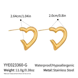 Vista dettagliata degli orecchini a cuore dorato con dimensioni 2,64 cm altezza e 2,0 cm