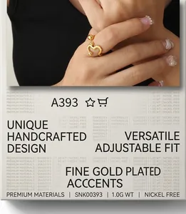 Gros plan d'une bague dorée ondulée style punk avec perles portée sur le doigt