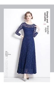 Dettaglio dell'elegante abito lungo in pizzo blu scuro con ricami floreali
