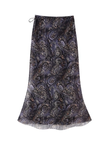 Détail de la jupe portefeuille en résille à imprimé paisley violet au fini soyeux