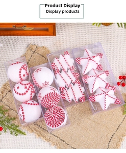 Dettaglio di ornamenti natalizi in schiuma bianca con glitter rossi e motivi a stella