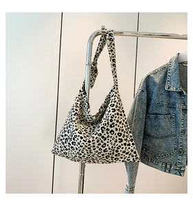 Vista dettagliata della borsa a spalla in tela con stampa leopardata e grande capacità