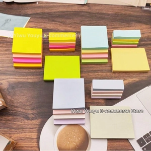 Primer plano de notas adhesivas de colores cuadradas y rectangulares en mesa madera