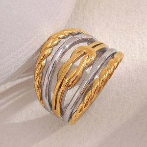 Vue macro d'une bague multicouche plaquée or 18 carats avec texture torsadée bicolore