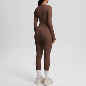 Détail d'un ensemble de sport marron avec coutures dorsales et coupe taille haute