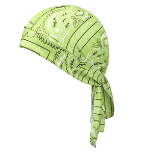 Grüner Piratenhut mit Paisley-Muster und langen Bändern aus elastischem Stoff