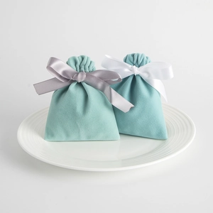 Türkisfarbener Samt Schmuckbeutel mit Satinschleife, elegante Aufbewahrung für kleine Geschenke.