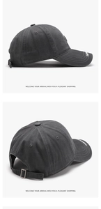 Dettaglio cappello baseball grigio scuro con fibbia in metallo e ricamo a lettere