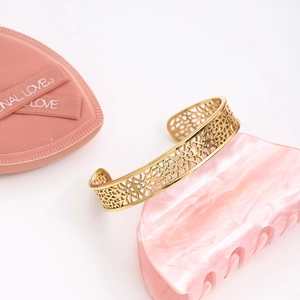 Bracelet manchette ajouré en acier inoxydable avec placage or 18 carats et design ouvert