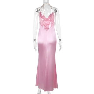 Détail de robe longue en satin rose avec chaîne métallique et col bénitier chic