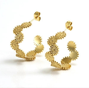 Détail de boucles d'oreilles en C plaquées or 18k avec texture dentelée et finition métal