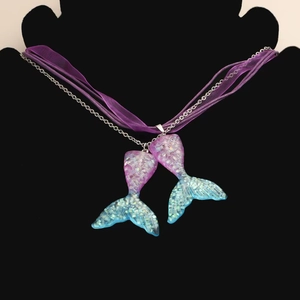 Détail du pendentif queue de sirène dégradé avec paillettes sur chaîne en ruban violet