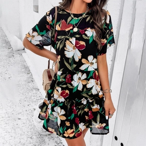 Abito casual da donna a maniche corte con stampa floreale e gonna a balze su sfondo bianco