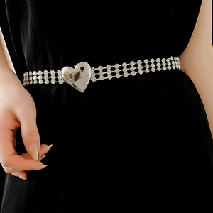 Detail der dreireihigen Strass-Taillenkette mit polierter herzförmiger Metallschnalle