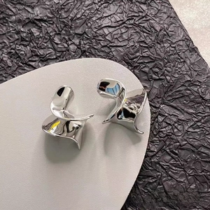 Vue détaillée des boucles d'oreilles spirales irrégulières en métal argenté poli