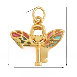 Détail du pendentif clé aile avec émail multicolore et finition dorée élégante