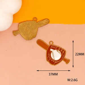 Dettaglio del ciondolo guanto da baseball con dimensioni 22x37mm e peso 2,6g