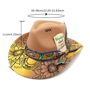 Chapeau de cowboy en feutre marron avec dégradé, plumes et motif floral sur le bord