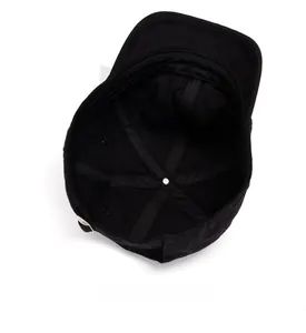 Détail de l'intérieur d'une casquette en coton avec doublure et boucle réglable