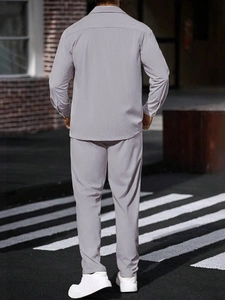 Vue arrière extérieure de l'ensemble deux pièces pour homme chemise et pantalon gris-violet