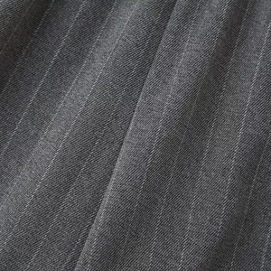 Ensemble deux pièces pour femme avec gilet gris à fines rayures et pantalon large en sergé