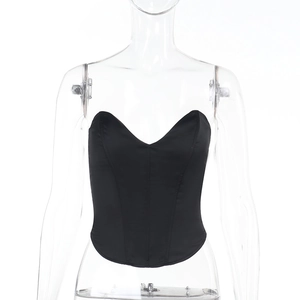 Détail du haut bustier structuré en satin noir avec décolleté en V sur support