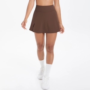 Detailansicht des kaffeebraunen Tennisrockes mit hoher Taille und kleinem Seitenschlitz