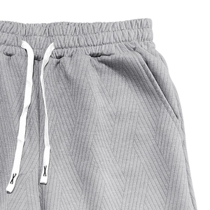 Vue détaillée du short en tricot gris avec cordon de serrage et texture jacquard