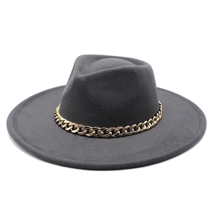 Dunkelgrauer Wollfilzhut mit eleganter Goldkette und breiter Krempe für Damen