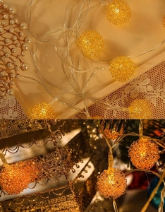 Détails macro de globes LED de Noël chaleureux avec texture filaire dorée pour décoration