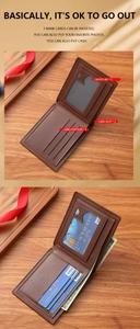 Détail du portefeuille marron pour homme avec emplacements cartes et fenêtre photo