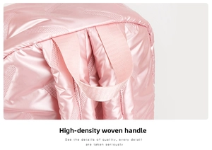 Detail des hochdichten Webgriffs am rosa gesteppten Mode-Rucksack für Damen
