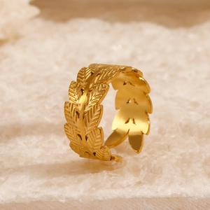 18K vergoldeter Blattring mit verstellbarem Band auf weißem Mineralhintergrund