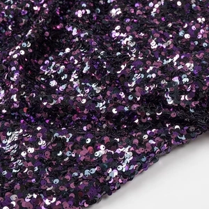 Nahaufnahme von violettem Paillettenstoff mit hoher Dichte und glänzender Textur