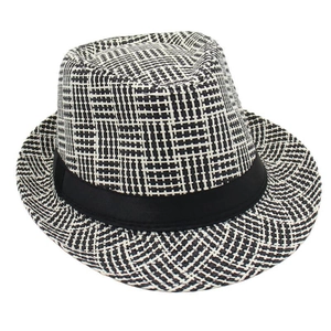 Dettaglio del cappello fedora a quadri bianco e nero con nastro in raso lucido