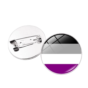 Détail montrant l'avant et l'arrière d'une broche ronde drapeau de la fierté asexuelle