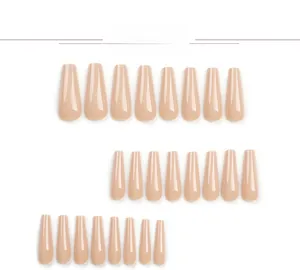 Vue détaillée des faux ongles ballerine extra longs en finition rose nude brillant