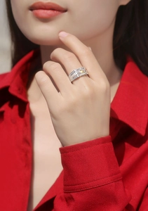 Close-up of a silver 925 ring with a square-cut moissanite on a model finger