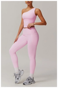 Détail du haut de yoga rose à une épaule et du legging taille haute avec poches