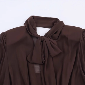 Abito patchwork marrone scuro con elegante scollo a fiocco e dettagli delle spalle a pieghe